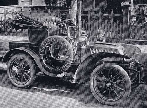 Dr Harold Oscar Teague’s 1903 De Dion Bouton Q with number plate ‘VP 23’ parked outside his medical practice at 114 Albany Road (now Highway), Victoria Park