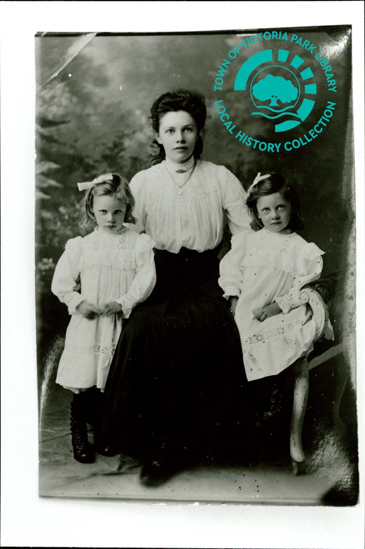 PH00023-01 (PH90015) [A mother and her two daughters as yet unidentified] Image
