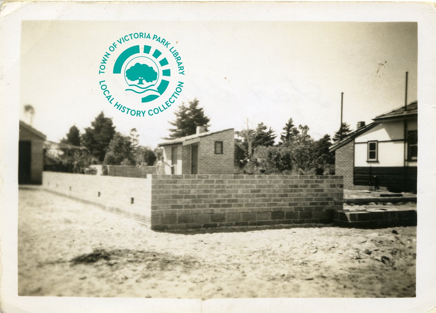 PH00044-04 Outside wall of 28 Star Street, Carlisle. Laundry and toilet block built and shed at rear, April 1948 Image